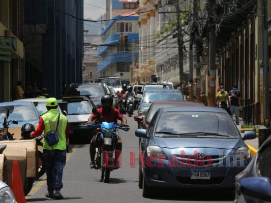 Capitalinos abarrotan el casco histórico en primer día de la reapertura