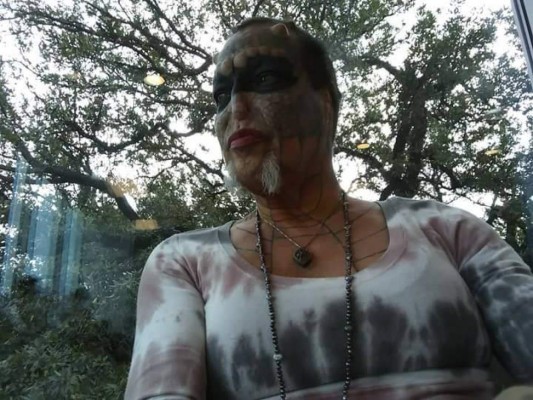 FOTOS: El drástico cambio de un banquero que modificó su cuerpo para 'ser un reptil'   