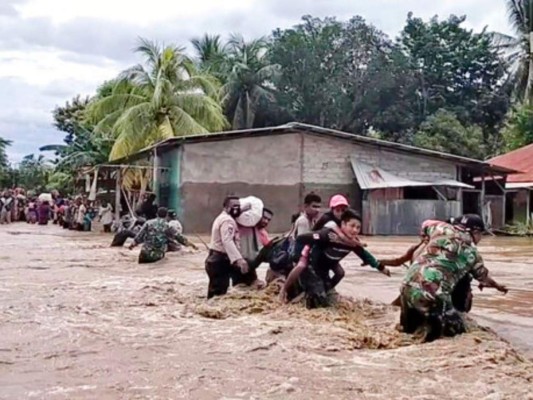Indonesia: Daños y más lluvia complican labores de rescate tras inundaciones