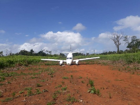 Fuerza Aérea Hondureña quema avioneta encontrada en pista clandestina en Gracias a Dios