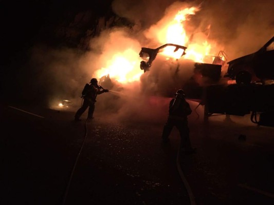 Impactantes imágenes del incendio de vehículos en cuesta de La Virgen