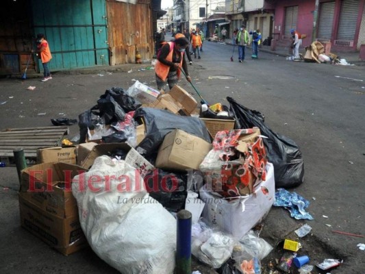 Recogen toneladas de basura producida en víspera del Año Nuevo en la capital (FOTOS)