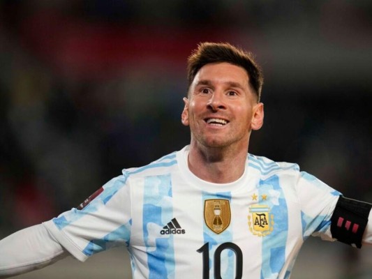 Messi anota triplete con Argentina y supera récord de Pelé en la victoria ante Bolivia  