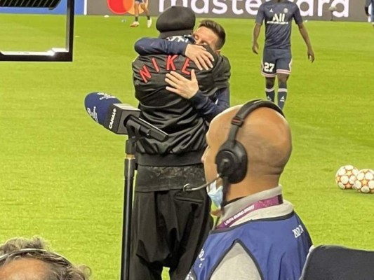 Messi y Ronaldinho protagonizan conmovedor abrazo en su reencuentro en París&nbsp;&nbsp;