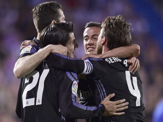 Los jugadores del Real Madrid celebran la primera anotación de Álvaro Morata (Foto: Agencia AFP)