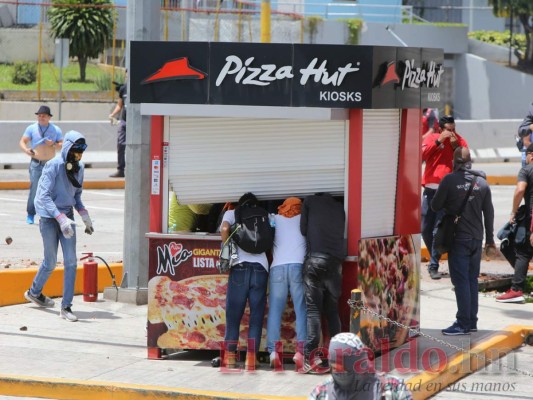 Las 10 imágenes más impactantes de los disturbios que se registraron este jueves en la capital de Honduras