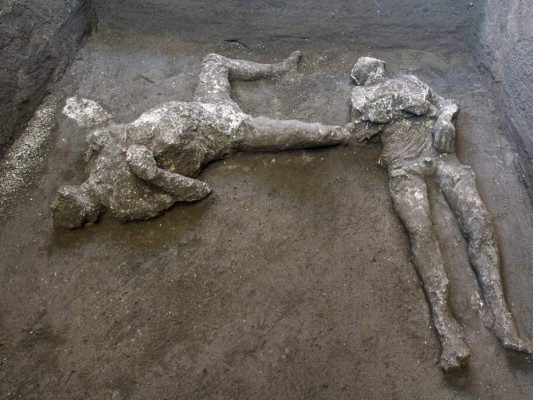 Los moldes de yeso de lo que se cree eran un hombre rico y su esclavo que huían de la erupción del volcán Vesubio hace casi 2.000 años se ven en lo que era una finca elegante en las afueras de la antigua ciudad romana de Pompeya, destruida por la erupción de 79 d.C. Foto: AP