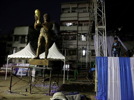 ¿Se parecen? La estatua de Diego Armando Maradona en la India es viral