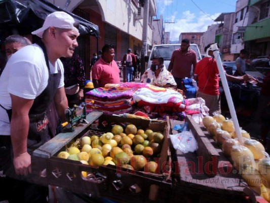 FOTOS: Calles abarrotadas en la capital, mientras casos de covid se disparan