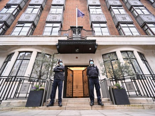 Así salió del hospital el príncipe Felipe, esposo de la reina Isabel II (Fotos)