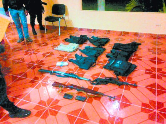 Armas y chalecos incautan en operativo policial