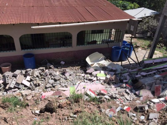 Muros ceden tras lluvias del fin de semana