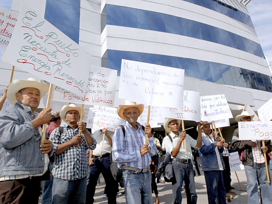 Pobladores de Patuca y Catacamas protestan frente a la ENEE en Tegucigalpa