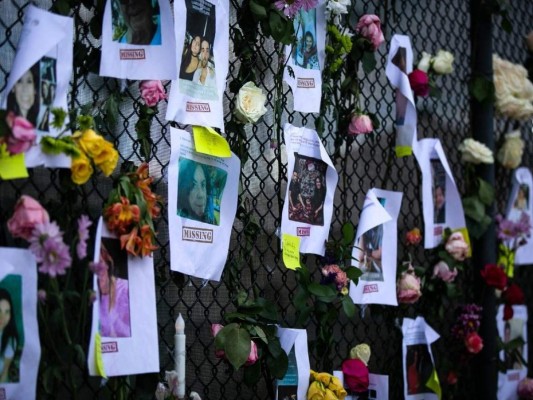 Familiares de las víctimas en Surfside rinden homenaje con emotivo monumento improvisado