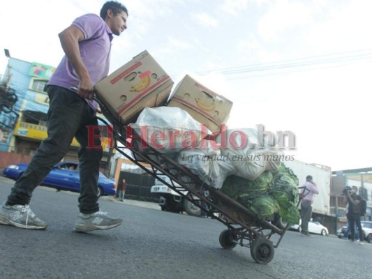 Cierran mercado Zonal Belén y vendedores sacan su producto para ir a los barrios