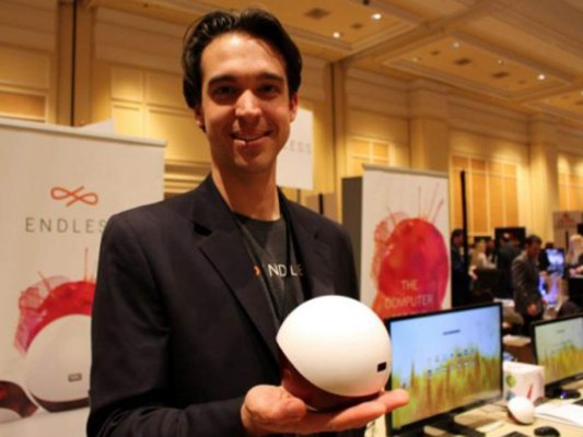 Presentan computadora que cabe en la palma de la mano