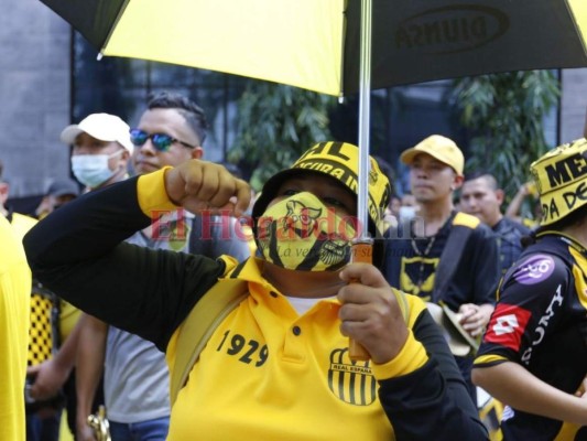Aficionados del Real España le ponen color al clásico sampedrano (FOTOS)