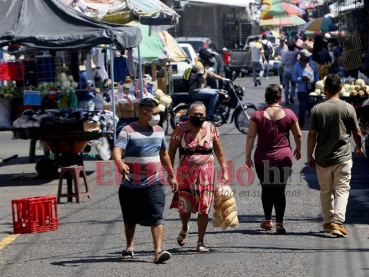 FOTOS: Viernes Santo con mercados y bancos abarrotados en la capital