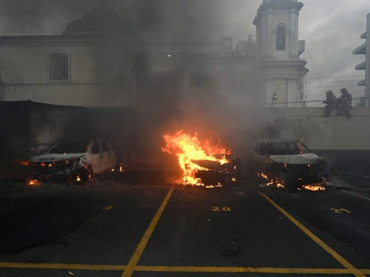 Vehículos quemados y más de diez policías heridos: Lo que dejó la irrupción en Guatemala