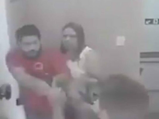 Video: Sin pensarlo dos veces 'justiciero' dispara contra dos presuntos delincuentes