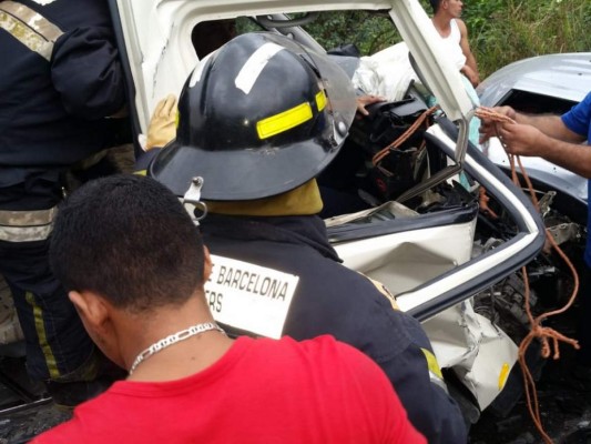 Fuerte colisión deja tres personas heridas en Santa Bárbara