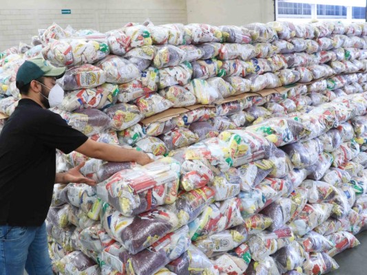 Entregan alimentos a alcaldes de Yoro, San Manuel y Santa Bárbara para damnificados