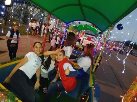 FOTOS: Coloridas carrozas engalanan la Navidad Catracha en la capital