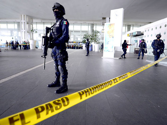 Mueren tres policías en balacera en aeropuerto de capital mexicana