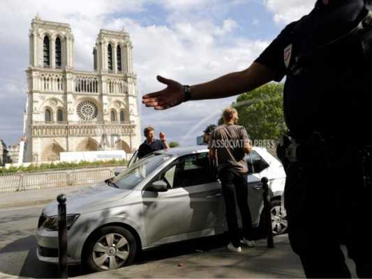 Caen piedras de la dañada catedral de Notre Dame en París