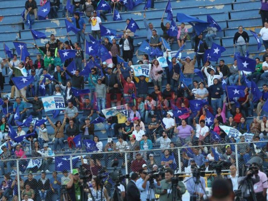 Ambiente de fiesta en el interior del Nacional previo a la toma de posesión de Juan Orlando Hernández