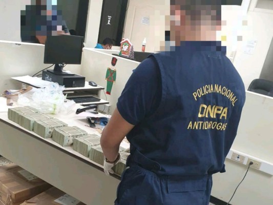 Cae hombre con más de 140 mil dólares y droga en la aldea El Durazno