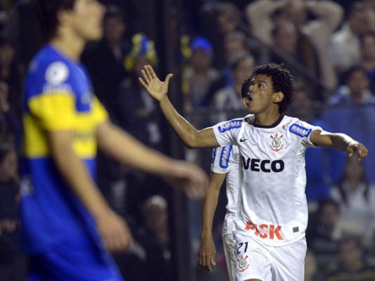 Brazilian Corinthians' midfielder Edenilson celebrates after scoring a goal against Argentina's Boca Juniors during their Copa Libertadores 2012 first leg football final match at La Bombonera stadium in Buenos Aires, Argentina, on June 27, 2012. AFP PHOTO / DANIEL GARCIA