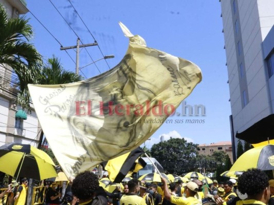 Aficionados del Real España le ponen color al clásico sampedrano (FOTOS)