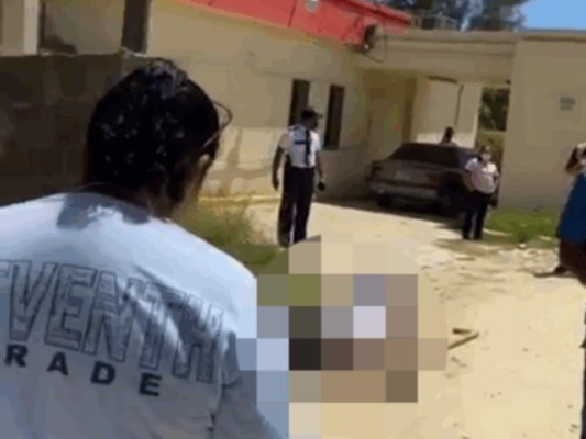 Una mujer muerta y otra herida deja balacera frente a una agencia bancaria de Roatán