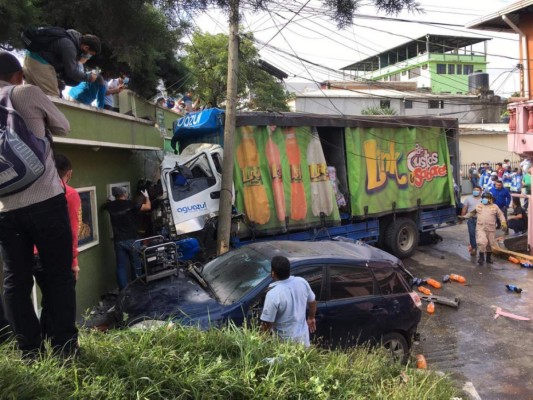 Rescatan a dos personas atrapadas tras aparatoso accidente de camión en Copán&nbsp;&nbsp;