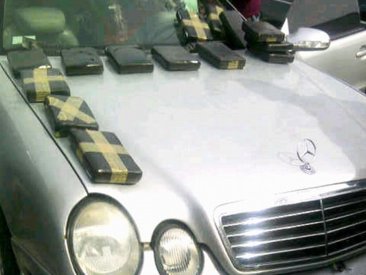 Policía descubre 32 kilos de droga y 450 mil dólares en vehículos de lujo