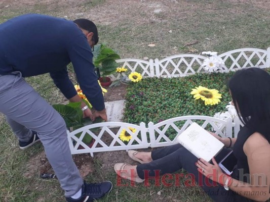 Con globos blancos dan homenaje a joven hallado muerto dentro de su carro en Loarque