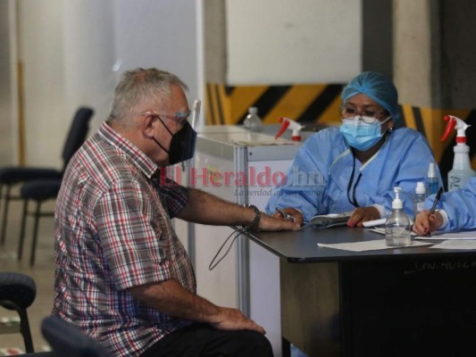 El personal de los centros de triaje urge que vengan las vacunas y se las apliquen pronto. Foto: Marvin Salgado/El Heraldo