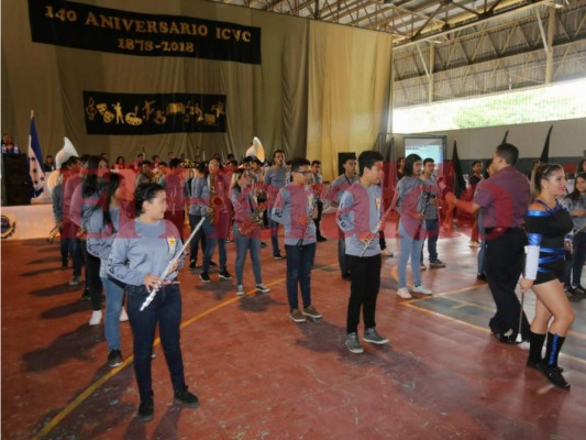 Con baile, música y hasta palillonas, así celebra el Instituto Central Vicente Cáceres su 140 aniversario