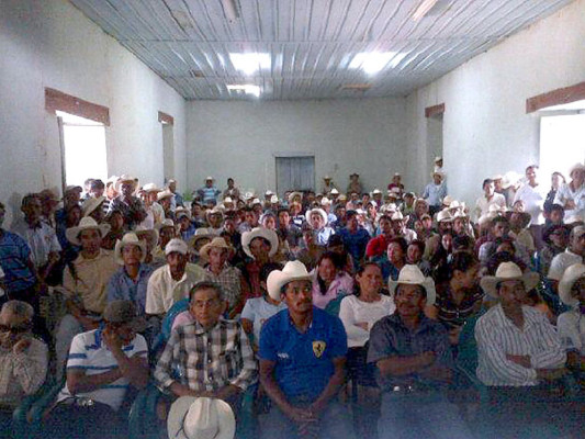 Con canastas y flores, políticos buscan favor de madres hondureñas
