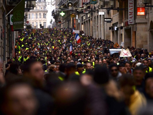 FOTOS: Caos y destrucción en París tras otro día de protestas de los chalecos amarillos
