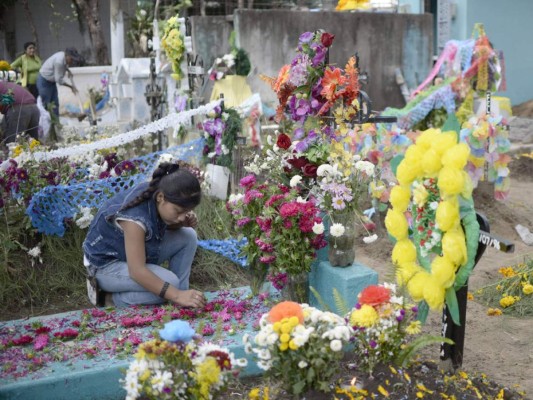 Guatemaltecos abarrotan cementerios en el día de los muertos