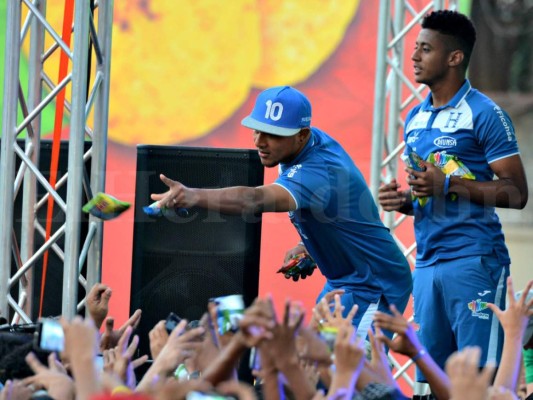 Selección de Honduras intenta levantar moral visitando afición en Chamelecón, feudo de pandillas