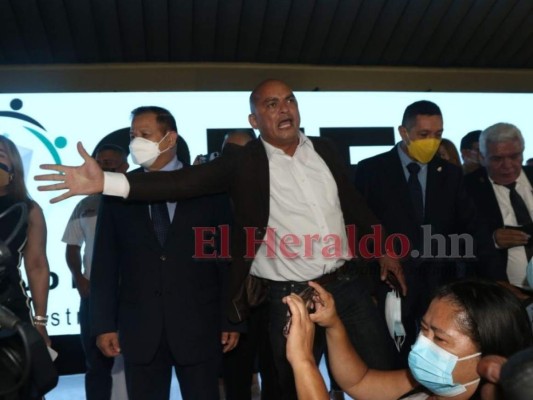 Así fue el zafarrancho durante el sorteo de posiciones en las papeletas electorales del CNE (Fotos)