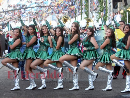 FOTOS: Los trajes más bonitos de las palillonas en los últimos desfiles
