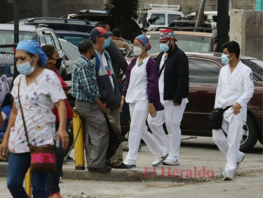 Sin equipo ni seguro, la guerra injusta que pelean los médicos en servicio social
