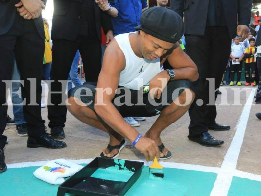 Ronaldinho plasmó su firma en escuela de la colonia Kennedy