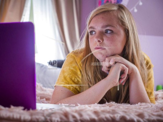 Elsie Fisher en una escena de 'Eighth Grade' en una imagen proporcionada por A24. (Foto: AP)