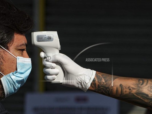 Récord de muertes diarias por Covid-19 en Chile entre polémica por tumbas