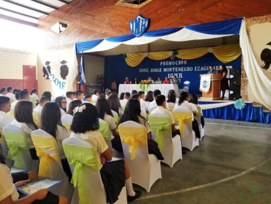 Instituto Mixto Hibueras graduó a unos 300 jóvenes de noveno grado